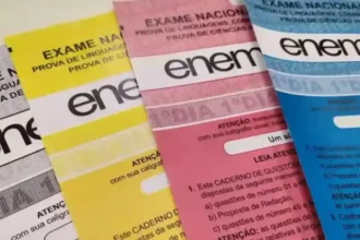 Candidato com tremores nas mãos usando computador no Enem