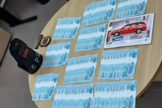 Homem preso com notas falsas na internet escondidas em revista