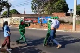 motorista-agride-coletores-de-lixo-com-pedaco-de-madeira-apos-discussao-em-goiania