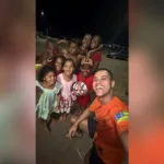 bombeiro-cumpre-promessa-e-volta-a-casa-de-menino-de-8-anos-com-presentes-em-senador-canedo;-video