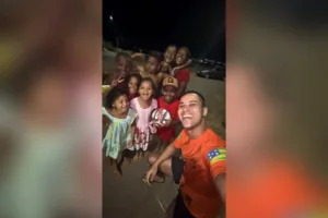 bombeiro-cumpre-promessa-e-volta-a-casa-de-menino-de-8-anos-com-presentes-em-senador-canedo;-video