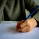 escola-liga-para-responsavel-de-aluno-esquecido-apos-aula-e-descobre-que-pai-foi-preso-por-trafico-de-drogas