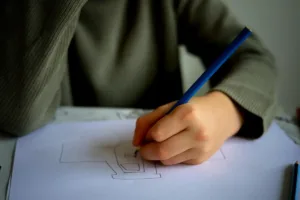 escola-liga-para-responsavel-de-aluno-esquecido-apos-aula-e-descobre-que-pai-foi-preso-por-trafico-de-drogas