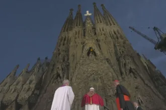 papa-leao-xiv-abencoa-e-inaugura-torre-da-sagrada-familia-–-cnn-brasil