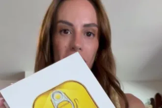 iphone-ou-sardinha?-video-de-influenciadora-mostrando-peixe-enlatado-em-embalagem-premium-viraliza-nas-redes
