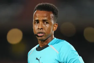 arbitro-impedido-de-entrar-nos-eua-para-a-copa-e-recebido-como-heroi-na-somalia;-video