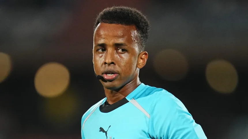arbitro-impedido-de-entrar-nos-eua-para-a-copa-e-recebido-como-heroi-na-somalia;-video