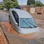 carro-e-engolido-por-cratera-apos-rompimento-de-adutora-da-saneago-em-aparecida