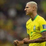 richarlison-viraliza-ao-ensinar-mulheres-e-gays-a-chutarem-bola;-assista-ao-video