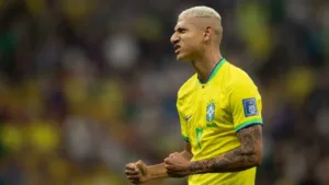 richarlison-viraliza-ao-ensinar-mulheres-e-gays-a-chutarem-bola;-assista-ao-video
