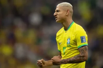 richarlison-viraliza-ao-ensinar-mulheres-e-gays-a-chutarem-bola;-assista-ao-video