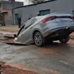 “fiquei-em-choque”:-motorista-relata-desespero-apos-carro-ser-engolido-por-cratera-em-aparecida