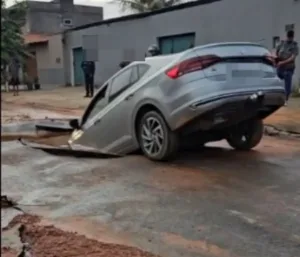 “fiquei-em-choque”:-motorista-relata-desespero-apos-carro-ser-engolido-por-cratera-em-aparecida