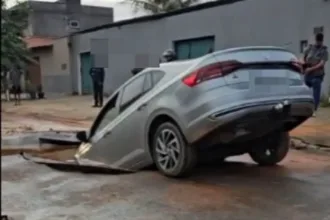 “fiquei-em-choque”:-motorista-relata-desespero-apos-carro-ser-engolido-por-cratera-em-aparecida