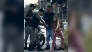 mulher-e-presa-com-pistola-do-namorado-escondida-nas-partes-intimas-em-cidade-ocidental