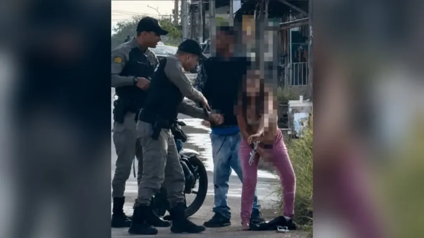 mulher-e-presa-com-pistola-do-namorado-escondida-nas-partes-intimas-em-cidade-ocidental