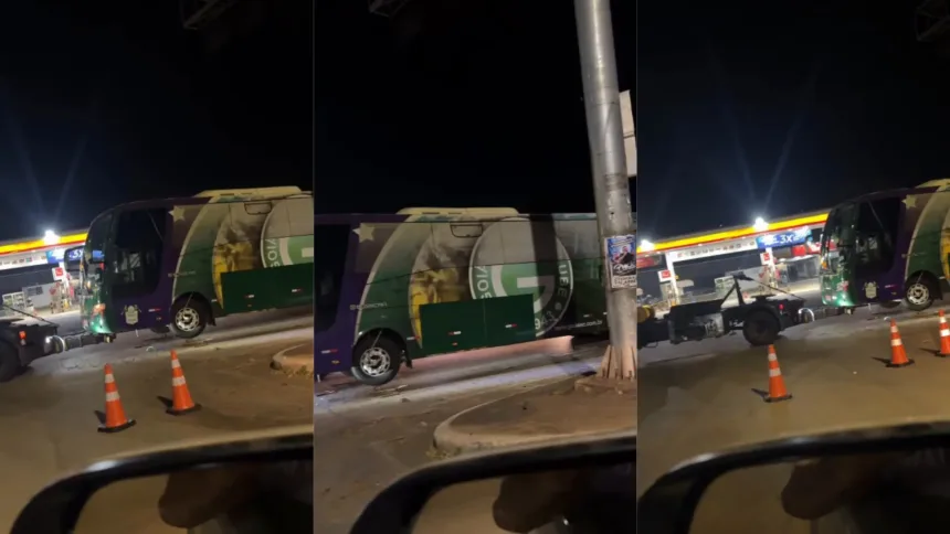 onibus-da-base-do-goias-quebra-e-precisa-ser-guinchado;-rivais-caem-na-zoeira