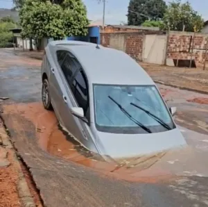 moradores-relatam-historico-de-rompimentos-apos-cratera-de-adutora-engolir-carro-em-aparecida