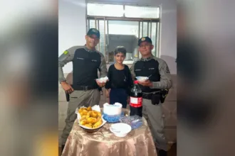 fa-da-pm,-menino-de-6-anos-comemora-aniversario-com-policiais-em-sao-miguel-do-araguaia;-video