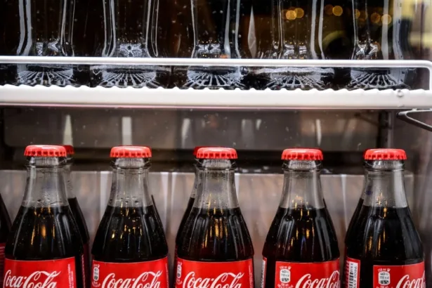 recolhimento-de-garrafas-da-coca-cola-por-furtos-de-figurinhas-da-copa-gera-prejuizo-a-multinacional