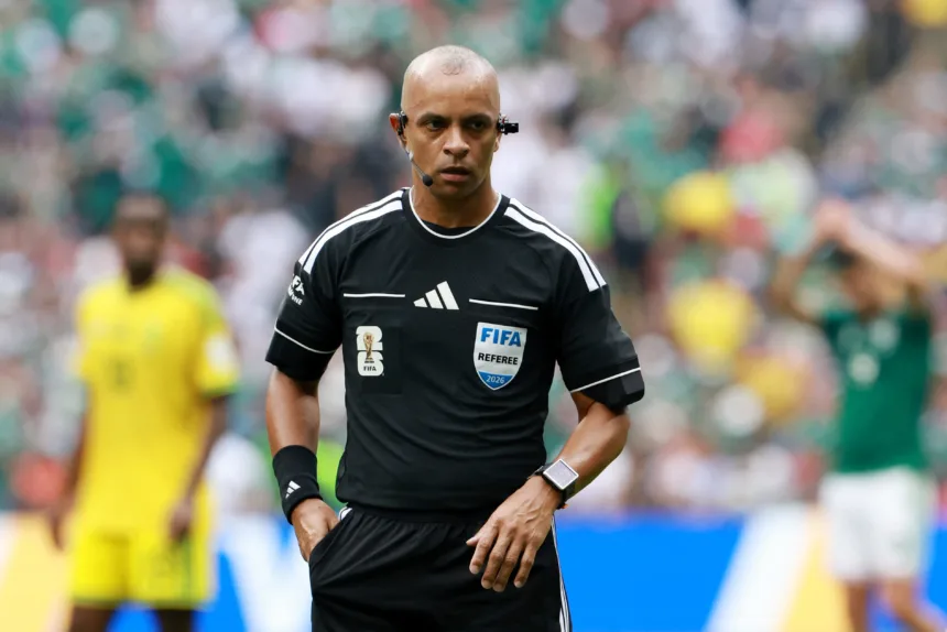copa-do-mundo-2026:-arbitro-brasileiro-expulsa-tres,-anuncia-decisao-em-ingles-e-rende-memes