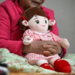 bonecas-com-ia-viram-companhia-para-idosos-solitarios-na-coreia-do-sul;-dispositivos-oferecem-apoio-emocional-e-lembram-remedios