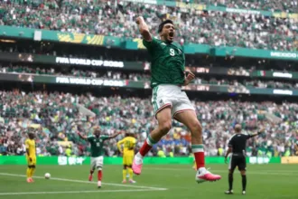 em-jogo-com-tres-expulsoes,-mexico-vence-1o-partida-da-copa