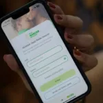 Mulher grávida utilizando aplicativo para gestantes no celular para acompanhar o pré-natal