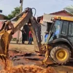 motorista-diz-que-vai-buscar-direitos-apos-ter-carro-engolido-por-cratera,-em-aparecida