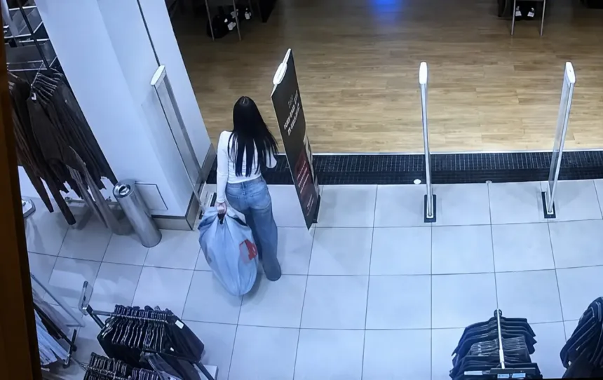 mulher-e-presa-apos-furtar-r$-5,6-mil-em-roupas,-em-shopping-de-aparecida