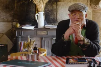 rei-charles-iii-se-junta-a-homenagens-a-david-hockney,-o-aclamado-artista-britanico-que-faleceu-aos-88-anos