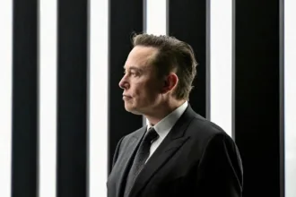 ascensao-historica:-elon-musk-alcanca-patamar-inedito-e-se-torna-o-primeiro-trilionario-global-da-humanidade