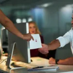 profissionais-escondem-namoros-no-trabalho-por-questoes-culturais-e-receio-de-julgamento,-nao-por-proibicao-legal