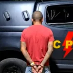 suspeito-de-trafico-bate-moto-eletrica-em-viatura-durante-fuga-e-acaba-preso,-em-anapolis