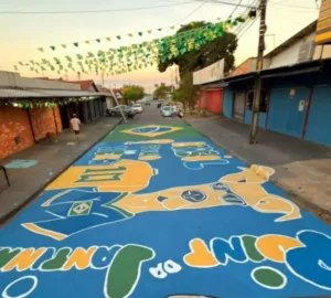 rua-em-aparecida-vira-cenario-de-copa-com-caramelo,-taca-e-bandeirao:-“rumo-ao-hexa”