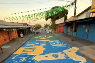 rua-em-aparecida-vira-cenario-de-copa-com-caramelo,-taca-e-bandeirao:-“rumo-ao-hexa”
