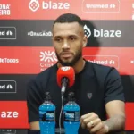 ‘a-gente-precisa-ter-mais-atencao’:-atacante-do-atletico-comenta-tres-gols-sofridos-do-crb-no-1o-tempo