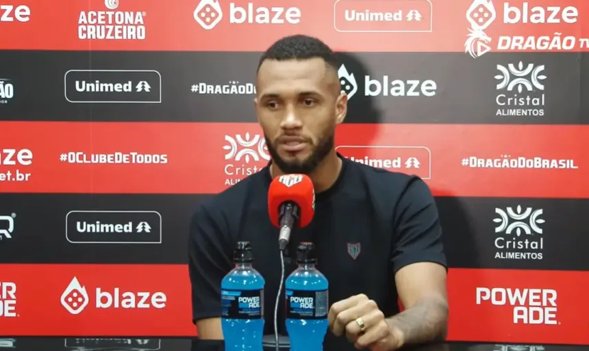 ‘a-gente-precisa-ter-mais-atencao’:-atacante-do-atletico-comenta-tres-gols-sofridos-do-crb-no-1o-tempo