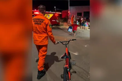sonho-de-ser-bombeiro-mobiliza-rede-de-solidariedade-para-construir-casa-de-menino-em-senador-canedo