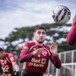 lider-de-interceptacoes-e-de-precisao-nos-passes:-joao-vieira-vive-fase-de-ouro-no-vila