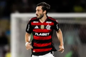 flamengo-avalia-retorno-de-atletas-emprestados-e-molda-elenco-para-a-proxima-janela-de-transferencias
