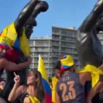 torcida-impede-homem-de-colocar-bandeira-do-equador-nos-ombros-de-rocky;-entenda