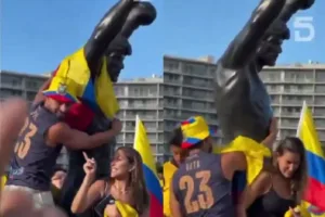 torcida-impede-homem-de-colocar-bandeira-do-equador-nos-ombros-de-rocky;-entenda