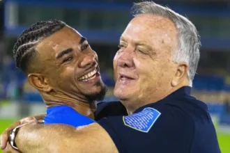 jogador-de-curacao-revela-tem-nome-em-homenagem-a-idolo-do-vasco