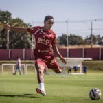 ‘lideranca-na-serie-b-nos-deixa-mais-confiantes’,-diz-meia-do-vila-nova