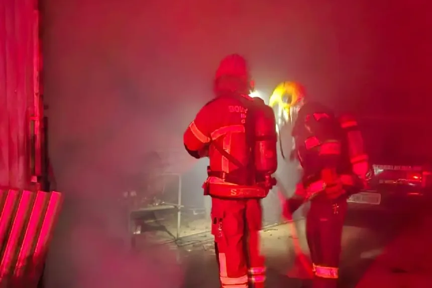 incendio-atinge-serralheria-na-cidade-de-ceres
