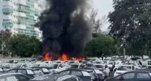 aeronave-despenca-e-provoca-fortes-explosoes-com-incendio-no-recreio,-rio-de-janeiro