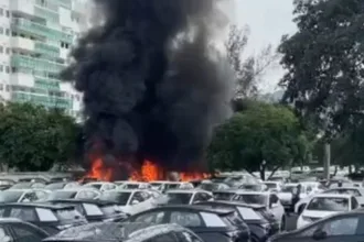 aeronave-despenca-e-provoca-fortes-explosoes-com-incendio-no-recreio,-rio-de-janeiro