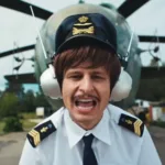 Oliver Tree entre dois helicópteros em clipe premonitório
