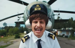 Oliver Tree entre dois helicópteros em clipe premonitório
